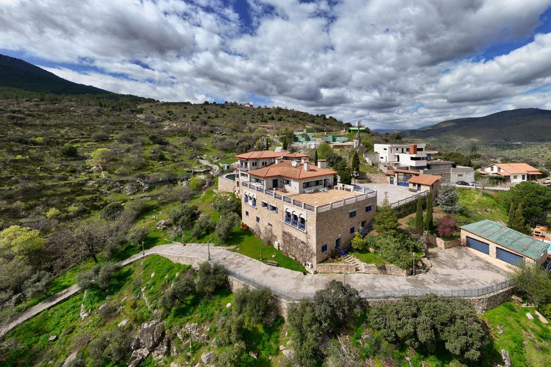 Villa Mansion Con Jacuzzi A 40 Grados, Gran Piscina Y Padel à El Tiemblo Extérieur photo