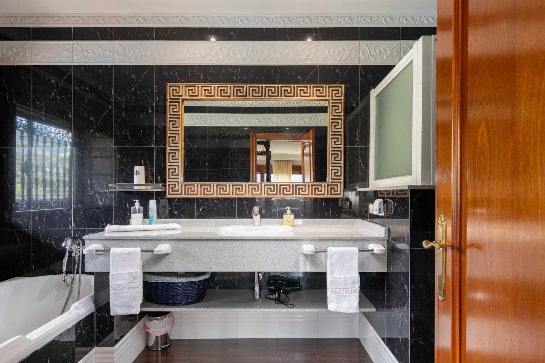 Villa Mansion Con Jacuzzi A 40 Grados, Gran Piscina Y Padel à El Tiemblo Extérieur photo