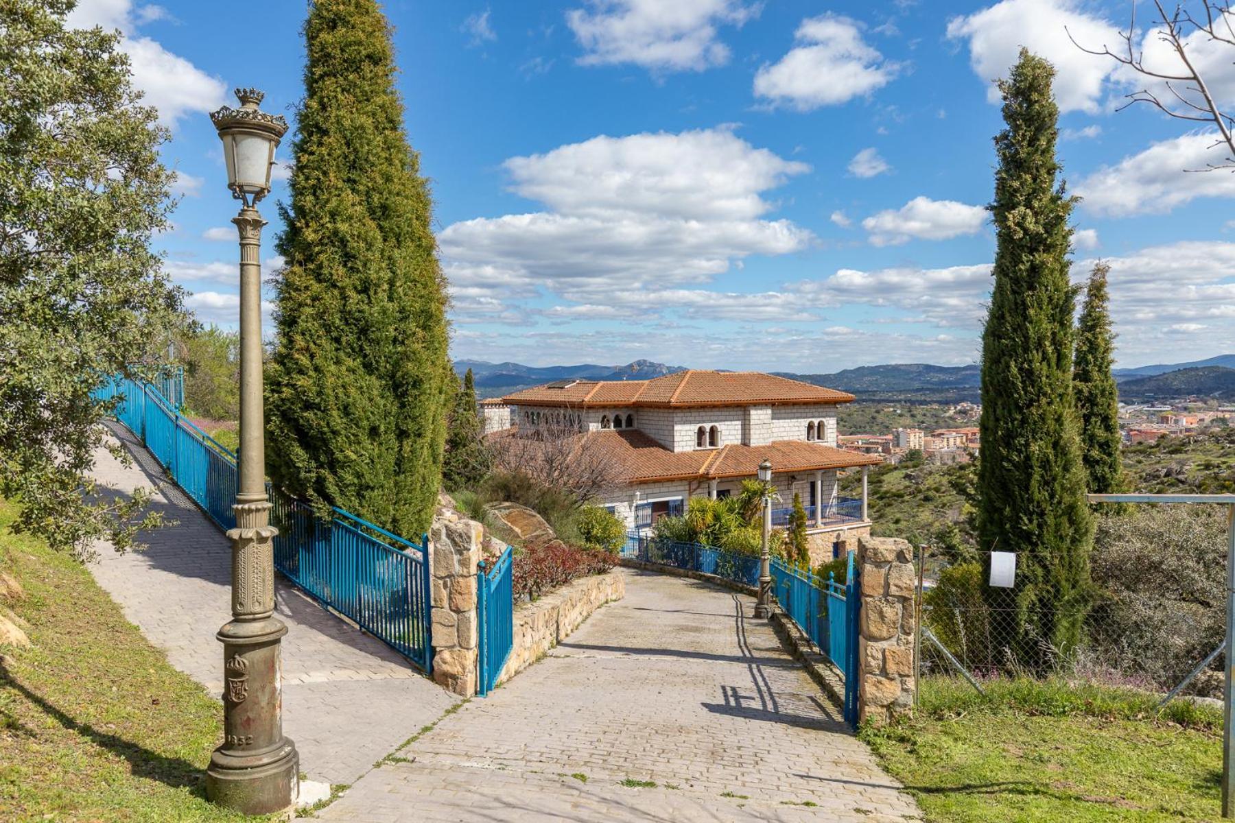 Villa Mansion Con Jacuzzi A 40 Grados, Gran Piscina Y Padel à El Tiemblo Extérieur photo